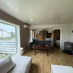 Feriehus Et Hus Dypt I Havet Steinshamn